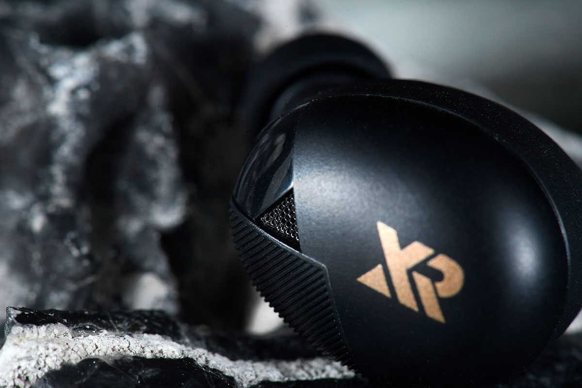 VERSA 是台灣品牌 XROUND 的第一款真無線耳機，講起 XROUND 可能大家對它之前推出的 XPUMP Premium 3D 音效處理器都有印象，今次 VERSA 同樣在調聲方面落足功夫，除了本身採用鍍鈦單元提升音質之外，更透過自家的 3D 調聲技術，以客觀數據強化 VERSA 的聽感，加上 8 小時播歌、IP67 防塵防水、Spinfit 耳塞等設計，整個耳機配套十分全面。