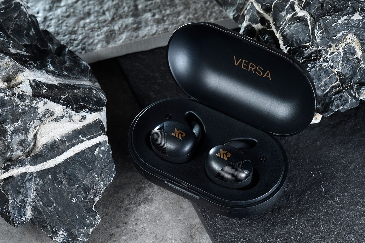 VERSA 是台灣品牌 XROUND 的第一款真無線耳機，講起 XROUND 可能大家對它之前推出的 XPUMP Premium 3D 音效處理器都有印象，今次 VERSA 同樣在調聲方面落足功夫，除了本身採用鍍鈦單元提升音質之外，更透過自家的 3D 調聲技術，以客觀數據強化 VERSA 的聽感，加上 8 小時播歌、IP67 防塵防水、Spinfit 耳塞等設計，整個耳機配套十分全面。