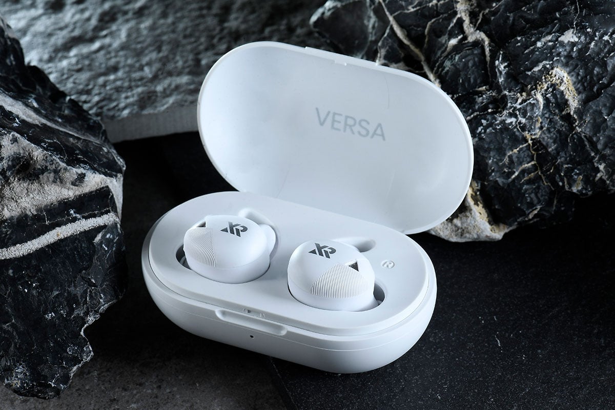 VERSA 是台灣品牌 XROUND 的第一款真無線耳機，講起 XROUND 可能大家對它之前推出的 XPUMP Premium 3D 音效處理器都有印象，今次 VERSA 同樣在調聲方面落足功夫，除了本身採用鍍鈦單元提升音質之外，更透過自家的 3D 調聲技術，以客觀數據強化 VERSA 的聽感，加上 8 小時播歌、IP67 防塵防水、Spinfit 耳塞等設計，整個耳機配套十分全面。