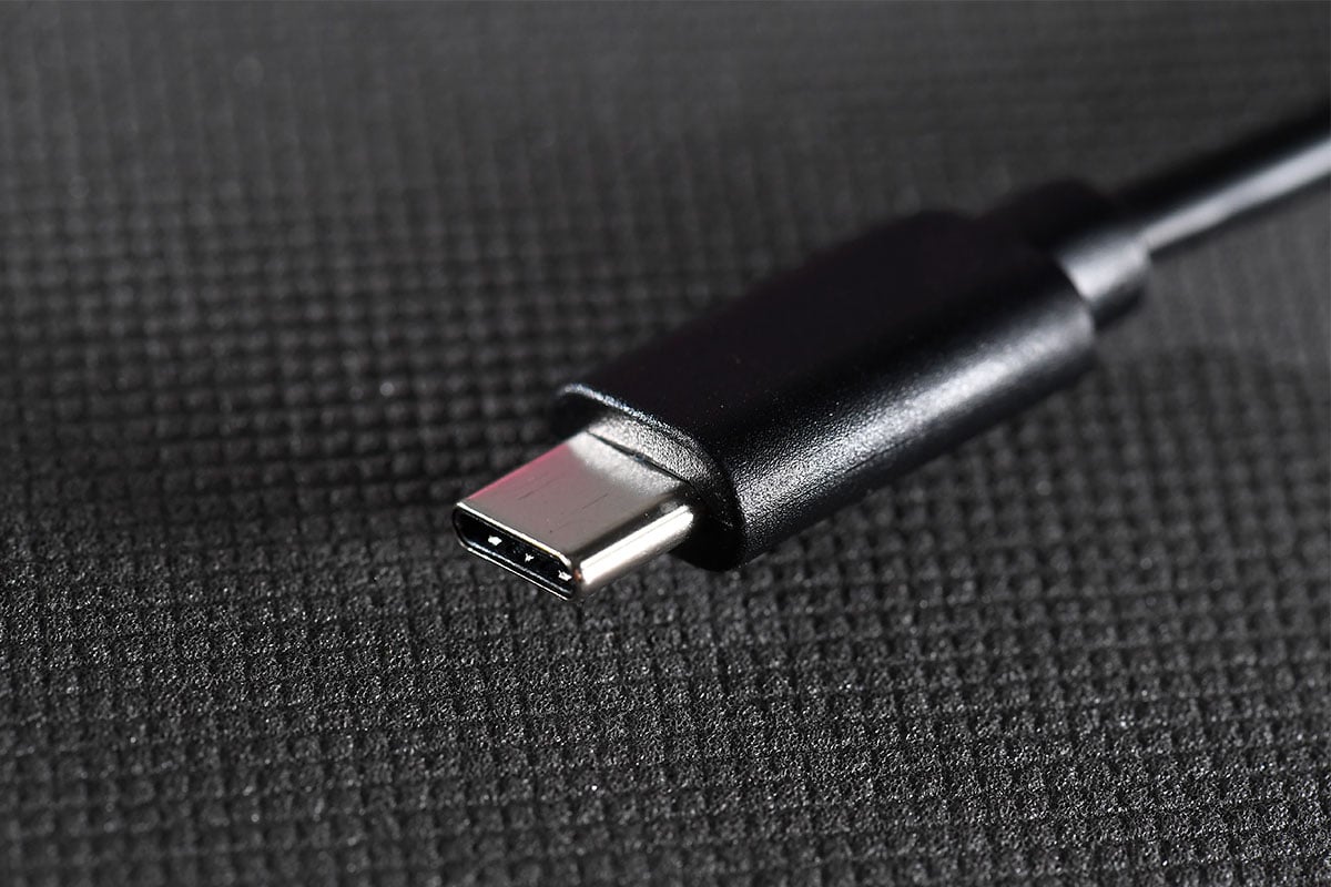 USB-IF 協會在 2019 年 3 月宣佈推出 USB 4.0 規格，當時預告將會整合 Thunderbolt 3，讓傳輸頻寬達到 40Gbps 的高速，比起現時最普及的 USB 3.0 的 5Gbps 提升 8 倍。也有新消息指 USB 4.0 會支援 DisplayPort 2.0、能夠輸出 8K/60P 甚至 16K 的超高解像度。而且全面轉用 USB-C 端子之下，讓接駁更方便，更重要是可以解決現時 USB 3.0、USB 3.1、USB 3.2 的混亂規格和命名。