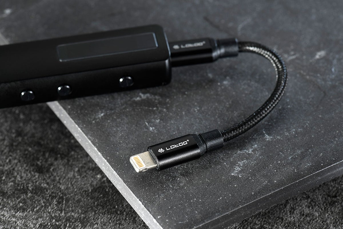 PAW S1 是 Lotoo 最新推出的 USB DAC 連耳擴，小巧便攜的設計卻同時提供 3.5mm 以及平衡 4.4mm 耳機輸出，可算十分罕有。PAW S1 直駁手機就用得，兼容 iPhone 及 Android 平台，此外亦都支援 Windows 同 Mac 系統，作為電腦的 DAC 使用都可以。配合 Lotoo 自家的音響技術以及一系列 EQ 調校功能，今次就同大家試下實際聽歌的效果。