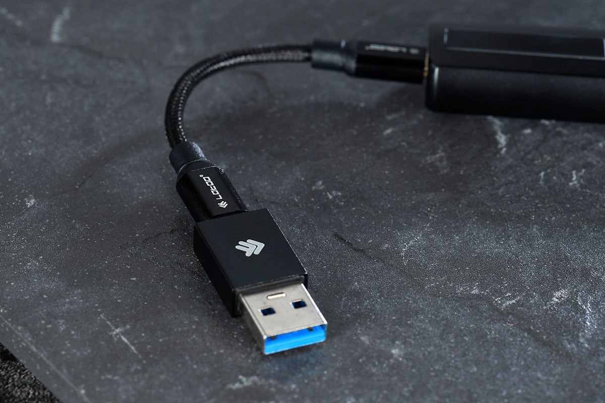 PAW S1 是 Lotoo 最新推出的 USB DAC 連耳擴，小巧便攜的設計卻同時提供 3.5mm 以及平衡 4.4mm 耳機輸出，可算十分罕有。PAW S1 直駁手機就用得，兼容 iPhone 及 Android 平台，此外亦都支援 Windows 同 Mac 系統，作為電腦的 DAC 使用都可以。配合 Lotoo 自家的音響技術以及一系列 EQ 調校功能，今次就同大家試下實際聽歌的效果。