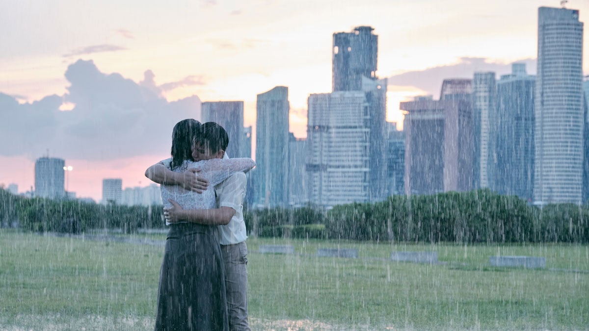 《熱帶雨》第一場戲就是女主角阿玲（楊雁雁 飾）駕車返校，臨上堂前在車廂內為自己打能刺激排卵的女性荷爾蒙針，一個完全不性感的行為。十幾分鐘後，一個少年人偉倫（許家樂 飾）坐上這輛車，近年華語電影中最能具體又不落俗套地書寫情慾的電影由此誕生。
有別於文藝片藝術電影常用的長鏡頭，《熱帶雨》的分場頗為細碎，開始的七八分鐘轉換了數個場景交代阿玲的生活——在車廂打排卵針，回到學校面對一班頑劣且不重視她所教科目中文的學生，回家做飯照顧半身不遂的家公（楊世彬 飾），丈夫不見，白天自己一個人去做人工受孕檢查。每場戲都很短，但每場戲都在阿玲的生活上加添一重壓力，我也是在十分鐘內決定愛上《熱帶雨》，決定同情阿玲。