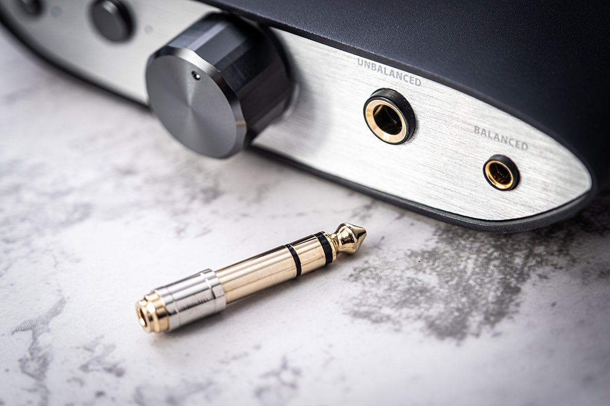 iFi 的 DAC 以及配件系列性價比一向相當高，雖然價錢不貴但效果十分不錯。今次最新推出的 ZEN DAC 就是 USB DAC + 耳擴的一體機，除了 6.3mm 耳機輸出之外，更提供了 4.4mm 平衡輸出，更支援 MQA 解碼，可算是一個功能和規格都相當完善的配套，最重要是和 iFi 其他產品一樣價錢十分相宜，$999 就買到。