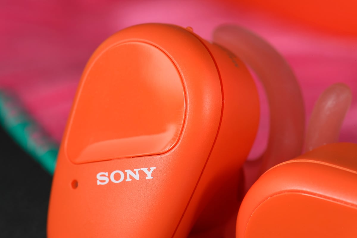 最近 Sony 又多一款真無線耳機 WF-SP800N 抵港，顧名思義是 WF-SP700N 的後繼機，畢竟距離上代已兩年有多，無論外形、規格和功能上均有大幅改善。WF-SP800N 專為運動用家而設計，具備 IP55 防水防塵功能，加上耳勾設計戴得很穩妥。新型號同樣配備了主動式降噪，和 Extra Bass 音效技術，擁有強勁的音樂節奏感，進而提升運動表現。