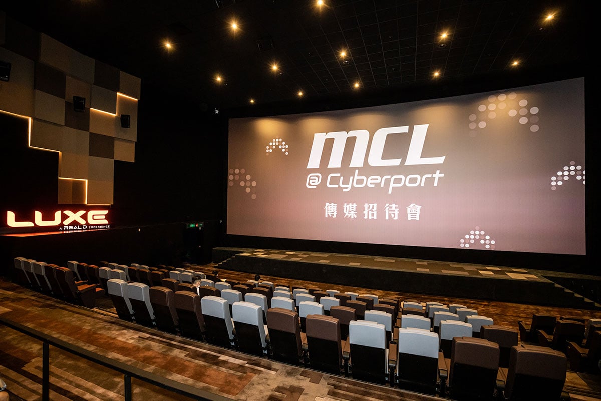 MCL 最新戲院在 6 月 16 日正式進駐數碼港，阿熾以前有時都會到數碼港睇戲，貪有靚位，今次新影院也是在港島南區的「數碼港商場」內，一共提供 4 個影廳。全部採用了 Barco 4K 鐳射投影機和先進的 RealD 3D 數碼播放系統，其中 3 間影院還設置 Dolby Atmos 音響系統，而且還有全港首間 LUXE 頂級巨幕影院。