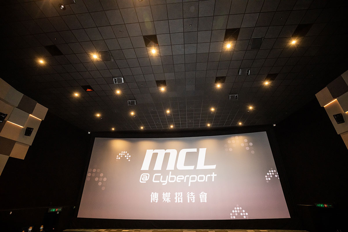 MCL 最新戲院在 6 月 16 日正式進駐數碼港，阿熾以前有時都會到數碼港睇戲，貪有靚位，今次新影院也是在港島南區的「數碼港商場」內，一共提供 4 個影廳。全部採用了 Barco 4K 鐳射投影機和先進的 RealD 3D 數碼播放系統，其中 3 間影院還設置 Dolby Atmos 音響系統，而且還有全港首間 LUXE 頂級巨幕影院。