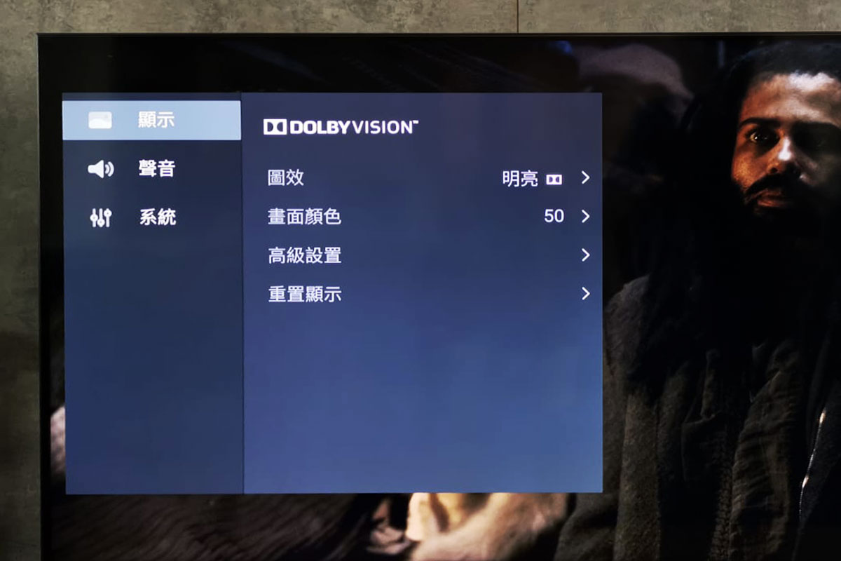 Sony 的 Android TV 好多功能、Samsung 的 QLED TV 好好畫質，如果可以二合為一就好？TCL 今年新推出的 C71 系列就採用了 Android TV 系統以及 4K QLED 面板，加上支援 Dolby Vision 以及 Dolby Atmos，規格相當不錯，到底實際使用效果又如何？今次就詳細試試。