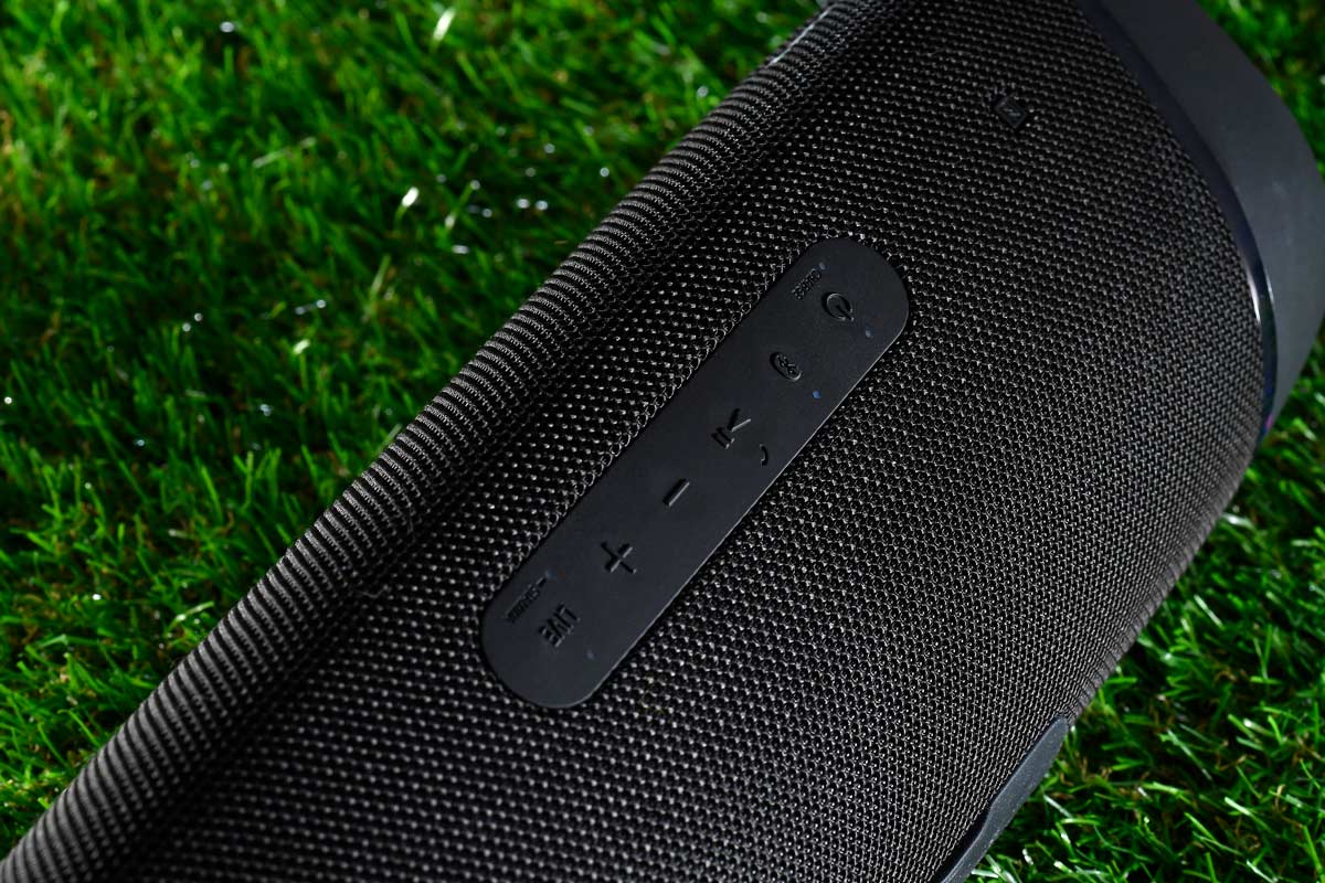 如果有留意開 Sony 的電視，會發現 X-Balanced Speaker 技術，可以提供更佳的電視音效。原來今年新推出的 Extra Bass 藍牙喇叭產品，同樣運用了該技術，改用全新的非圓形單元設計，其好處是能夠充份運用震膜的面積，從而增加音壓，提供強勁低頻的同時，有效地減少聲音失真。