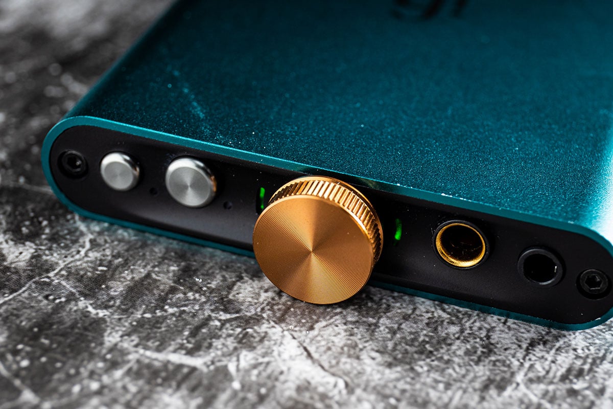 前排試過 iFi 新推出的 ZEN DAC 解碼連耳擴，千元有找的價錢相當實惠又好聲。其實同期推出的還有另一個規格相近，不過就細部好多、內置充電的便攜解碼耳擴 hip-dac，ZEN DAC 是桌面機用，hip-dac 就是專為手機而設。同樣採用 Burr-Brown 解碼晶片，設有 3.5mm 及平衡 4.4mm 輸出，並且支援 MQA 解碼，配套相當接近，價錢稍貴一點，今次就來比較一下效果。