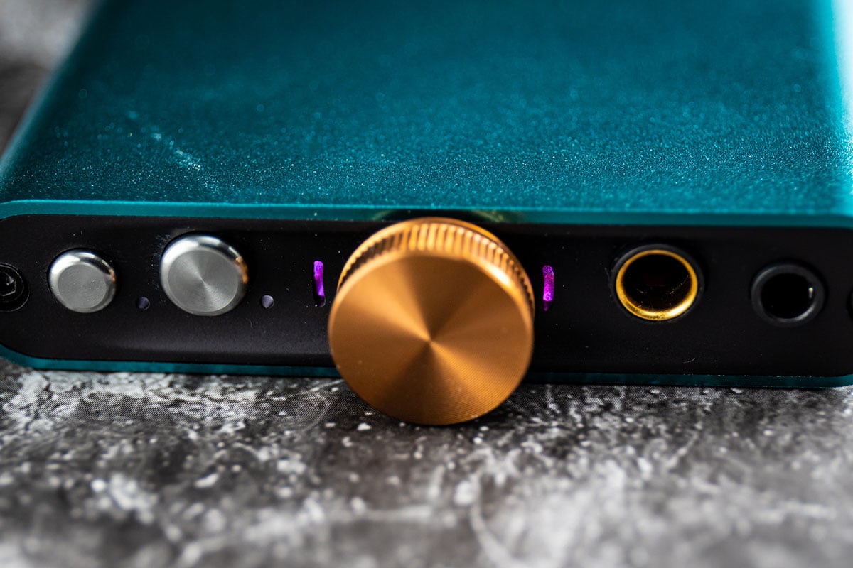 前排試過 iFi 新推出的 ZEN DAC 解碼連耳擴，千元有找的價錢相當實惠又好聲。其實同期推出的還有另一個規格相近，不過就細部好多、內置充電的便攜解碼耳擴 hip-dac，ZEN DAC 是桌面機用，hip-dac 就是專為手機而設。同樣採用 Burr-Brown 解碼晶片，設有 3.5mm 及平衡 4.4mm 輸出，並且支援 MQA 解碼，配套相當接近，價錢稍貴一點，今次就來比較一下效果。