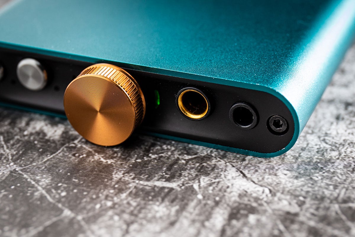 前排試過 iFi 新推出的 ZEN DAC 解碼連耳擴，千元有找的價錢相當實惠又好聲。其實同期推出的還有另一個規格相近，不過就細部好多、內置充電的便攜解碼耳擴 hip-dac，ZEN DAC 是桌面機用，hip-dac 就是專為手機而設。同樣採用 Burr-Brown 解碼晶片，設有 3.5mm 及平衡 4.4mm 輸出，並且支援 MQA 解碼，配套相當接近，價錢稍貴一點，今次就來比較一下效果。