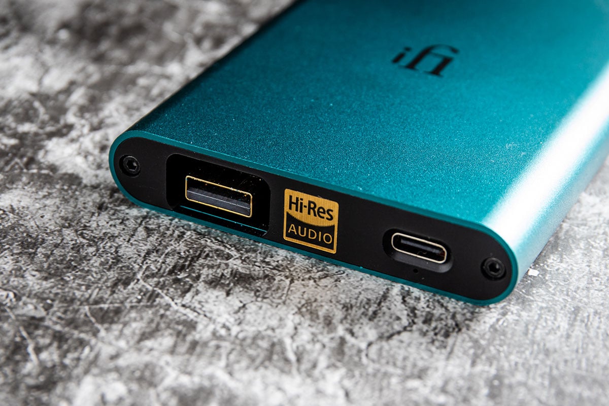 前排試過 iFi 新推出的 ZEN DAC 解碼連耳擴，千元有找的價錢相當實惠又好聲。其實同期推出的還有另一個規格相近，不過就細部好多、內置充電的便攜解碼耳擴 hip-dac，ZEN DAC 是桌面機用，hip-dac 就是專為手機而設。同樣採用 Burr-Brown 解碼晶片，設有 3.5mm 及平衡 4.4mm 輸出，並且支援 MQA 解碼，配套相當接近，價錢稍貴一點，今次就來比較一下效果。
