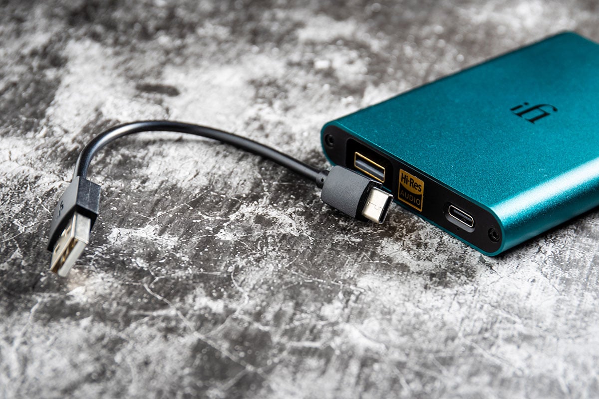 前排試過 iFi 新推出的 ZEN DAC 解碼連耳擴，千元有找的價錢相當實惠又好聲。其實同期推出的還有另一個規格相近，不過就細部好多、內置充電的便攜解碼耳擴 hip-dac，ZEN DAC 是桌面機用，hip-dac 就是專為手機而設。同樣採用 Burr-Brown 解碼晶片，設有 3.5mm 及平衡 4.4mm 輸出，並且支援 MQA 解碼，配套相當接近，價錢稍貴一點，今次就來比較一下效果。