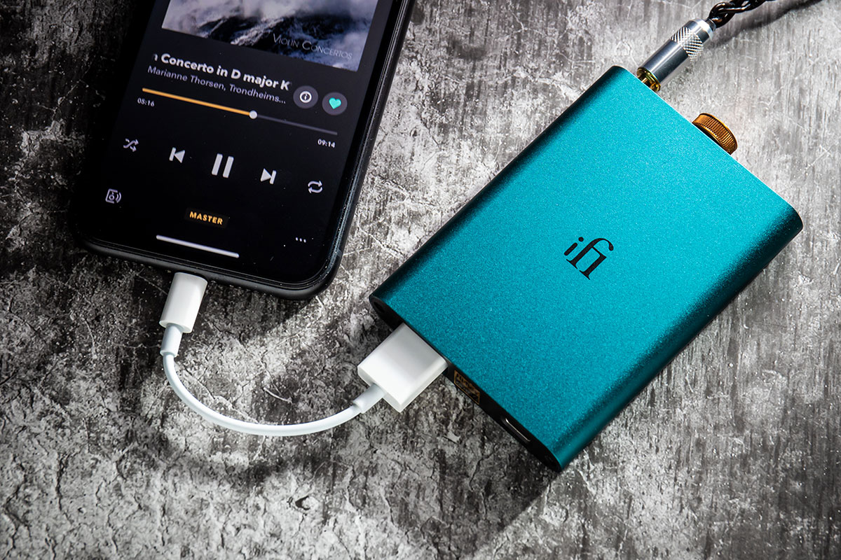 前排試過 iFi 新推出的 ZEN DAC 解碼連耳擴，千元有找的價錢相當實惠又好聲。其實同期推出的還有另一個規格相近，不過就細部好多、內置充電的便攜解碼耳擴 hip-dac，ZEN DAC 是桌面機用，hip-dac 就是專為手機而設。同樣採用 Burr-Brown 解碼晶片，設有 3.5mm 及平衡 4.4mm 輸出，並且支援 MQA 解碼，配套相當接近，價錢稍貴一點，今次就來比較一下效果。