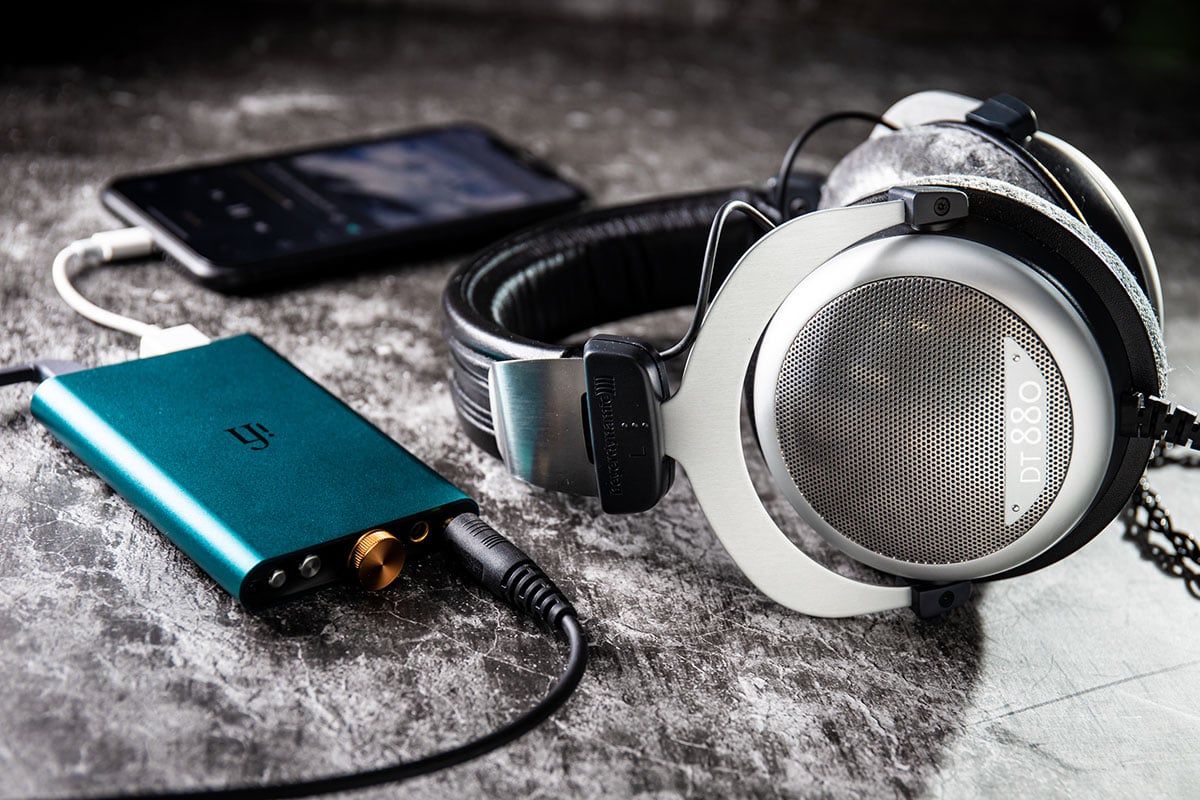 前排試過 iFi 新推出的 ZEN DAC 解碼連耳擴，千元有找的價錢相當實惠又好聲。其實同期推出的還有另一個規格相近，不過就細部好多、內置充電的便攜解碼耳擴 hip-dac，ZEN DAC 是桌面機用，hip-dac 就是專為手機而設。同樣採用 Burr-Brown 解碼晶片，設有 3.5mm 及平衡 4.4mm 輸出，並且支援 MQA 解碼，配套相當接近，價錢稍貴一點，今次就來比較一下效果。