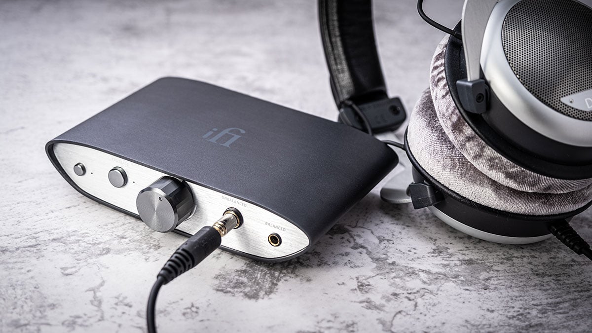 前排試過 iFi 新推出的 ZEN DAC 解碼連耳擴，千元有找的價錢相當實惠又好聲。其實同期推出的還有另一個規格相近，不過就細部好多、內置充電的便攜解碼耳擴 hip-dac，ZEN DAC 是桌面機用，hip-dac 就是專為手機而設。同樣採用 Burr-Brown 解碼晶片，設有 3.5mm 及平衡 4.4mm 輸出，並且支援 MQA 解碼，配套相當接近，價錢稍貴一點，今次就來比較一下效果。