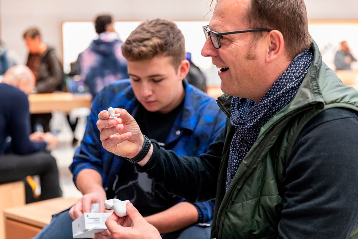 提起主動式降噪耳機，你會想起甚麼？有人說是 Apple。自 AirPods Pro 真無線耳機誕生後，這類主動式降噪耳機多了人關注，亦見到愈來愈多耳機廠投入這個範疇，降噪耳機肯定是未來的一大趨勢。你有無需要使用降噪耳機呢？今次就先了解一下主動式降噪耳機的原理。