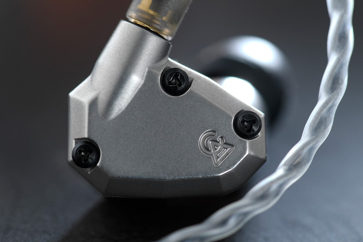 今年 Campfire Audio 一口氣推出了 3 款入耳式耳機，分別是 Solaris 2020、Ara 及 Andromeda 2020，當中最矚目的非 Ara 莫屬，是品牌首款以鈦金屬製造外殼，配置 7 個動鐵單元設計，而且加入全新 Solid-Body 調聲部件，相當有話題性的耳機。