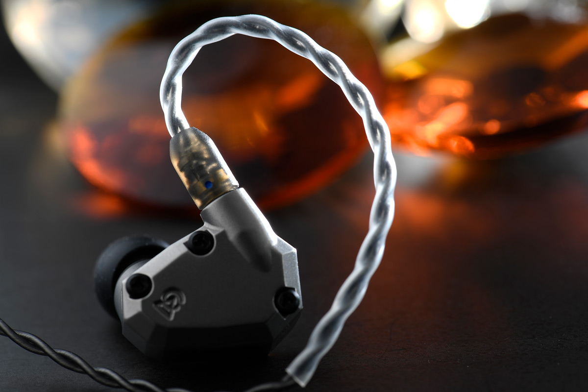 今年 Campfire Audio 一口氣推出了 3 款入耳式耳機，分別是 Solaris 2020、Ara 及 Andromeda 2020，當中最矚目的非 Ara 莫屬，是品牌首款以鈦金屬製造外殼，配置 7 個動鐵單元設計，而且加入全新 Solid-Body 調聲部件，相當有話題性的耳機。