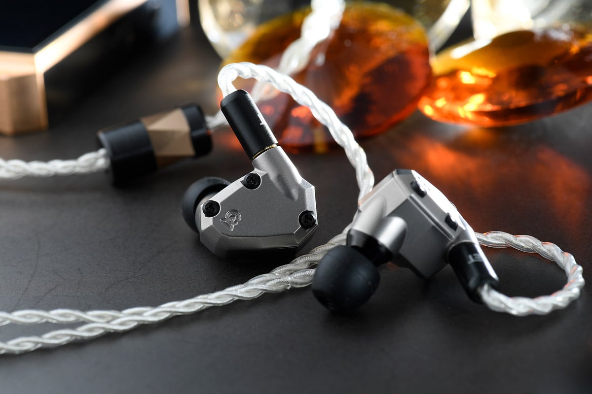 今年 Campfire Audio 一口氣推出了 3 款入耳式耳機，分別是 Solaris 2020、Ara 及 Andromeda 2020，當中最矚目的非 Ara 莫屬，是品牌首款以鈦金屬製造外殼，配置 7 個動鐵單元設計，而且加入全新 Solid-Body 調聲部件，相當有話題性的耳機。