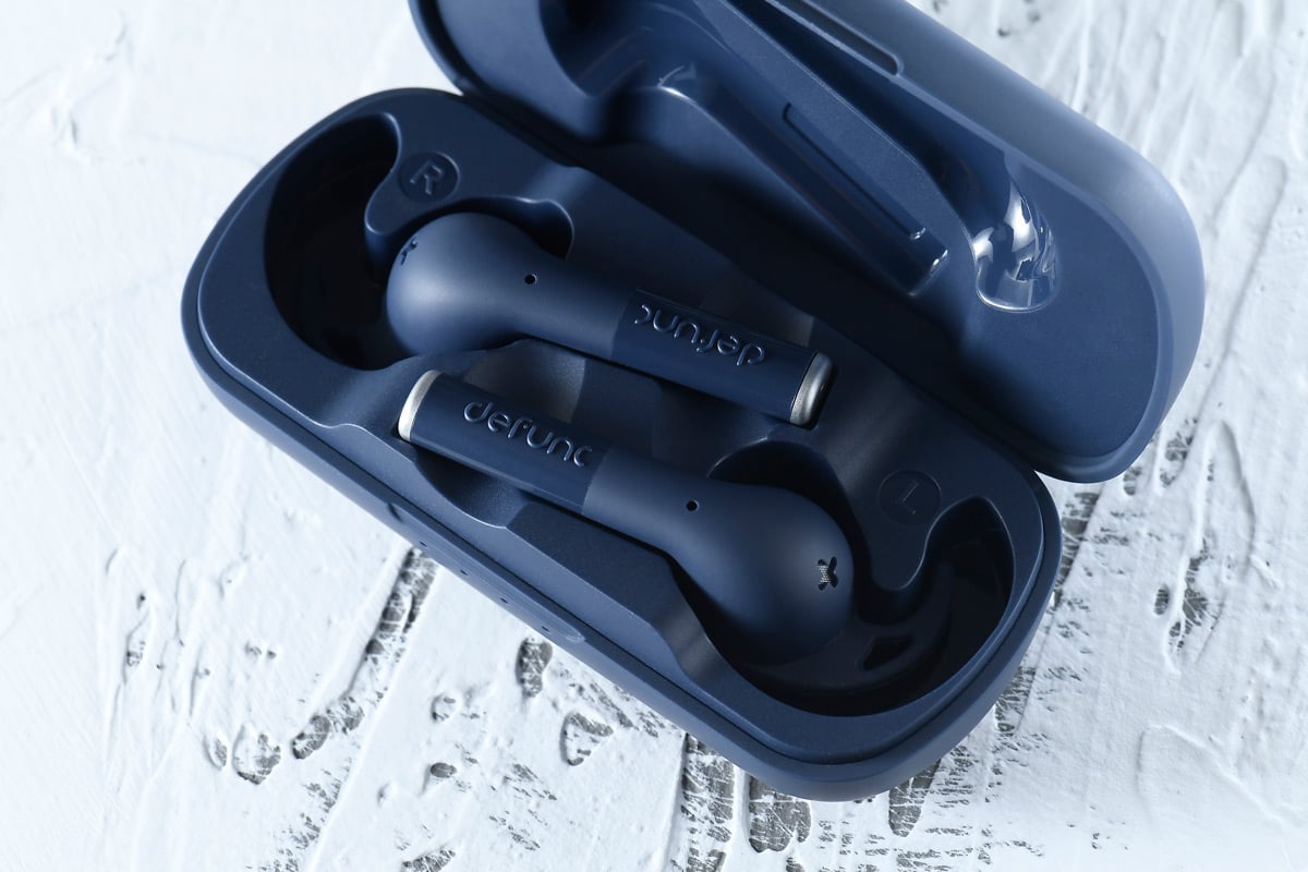 瑞典耳機品牌 Defunc 最近正式引進來港，幾百元貨仔，可說是性價比超高的真無線耳機。今次評測的 True Plus 和 True Gaming，同樣採用雙收音咪設計，在通話時可進行環境降噪，令對話自然更加清晰。