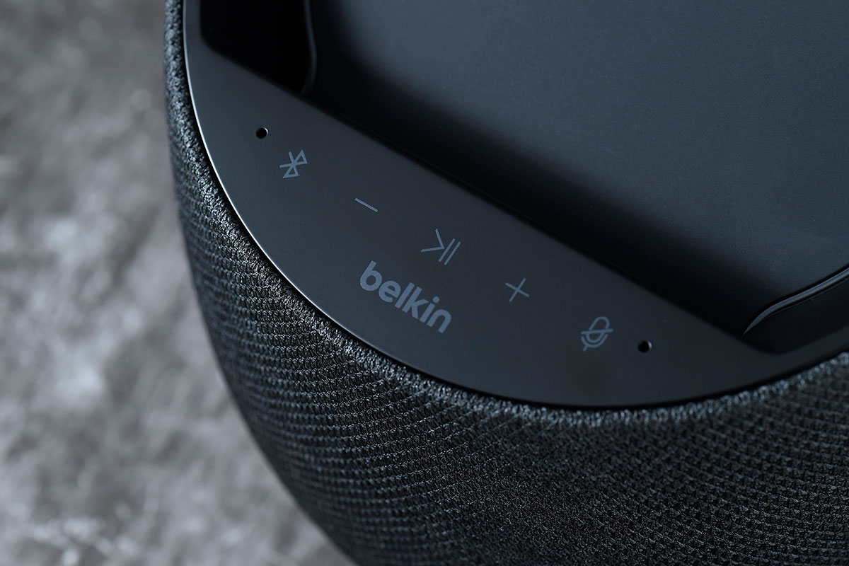Belkin 是相當受歡迎的電腦、手機配件品牌，Soundform Elite 除了是 Belkin 的首款智能喇叭之外，今次更找來了法國音響名廠 Devialet 作音響設計，將著名的 Phantom 系列喇叭的元素融入到 Soundform Elite 當中。究竟這款聯乘 Devialet 的智能喇叭兼無線快充播歌的效果係點？