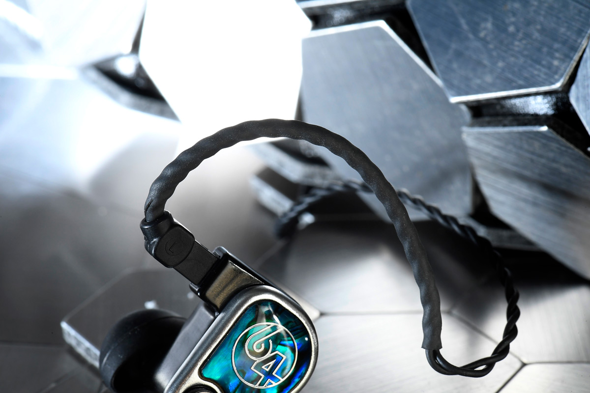 64 Audio 今年踏入 10 周年，一直以來都能帶給用家新衝擊，最新推出的 Nio 採用了全新包裝設計，搭載了 9 個圈鐵混合式單元結構，而更重要的是，齊備 tia、apex、LID 多項自家專利，集所有技術之大成。