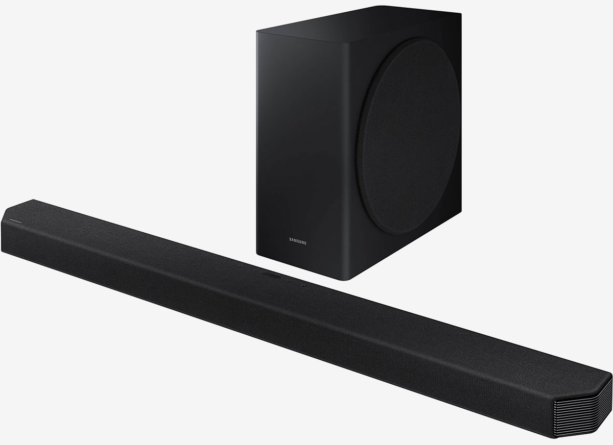 Samsung 近年的 Soundbar 系列相當積極引入 Dolby Atmos 和 DTS:X 音效，通過在 Soundbar 加入向上發聲的天花聲道單元，的確好簡易就可以提供到不錯的 3D 聲效。今次借到手測試的 HW-Q900T 除了本身配備 7.1.2 聲道輸出之外，更支援全新的 Q-Symphony 技術，可以夾埋電視的機身喇叭一齊出聲，提供更強的音場包圍感，到底實際用落效果係點？