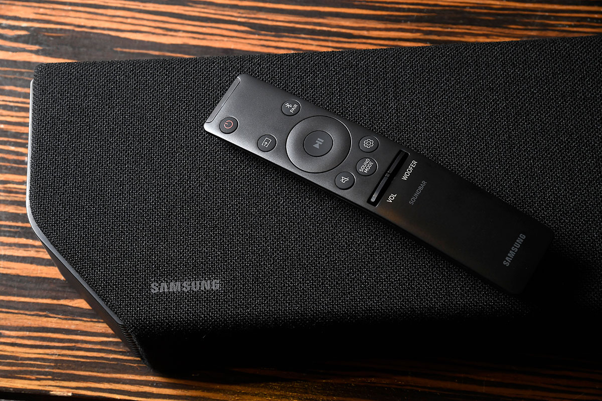 Samsung 近年的 Soundbar 系列相當積極引入 Dolby Atmos 和 DTS:X 音效，通過在 Soundbar 加入向上發聲的天花聲道單元，的確好簡易就可以提供到不錯的 3D 聲效。今次借到手測試的 HW-Q900T 除了本身配備 7.1.2 聲道輸出之外，更支援全新的 Q-Symphony 技術，可以夾埋電視的機身喇叭一齊出聲，提供更強的音場包圍感，到底實際用落效果係點？