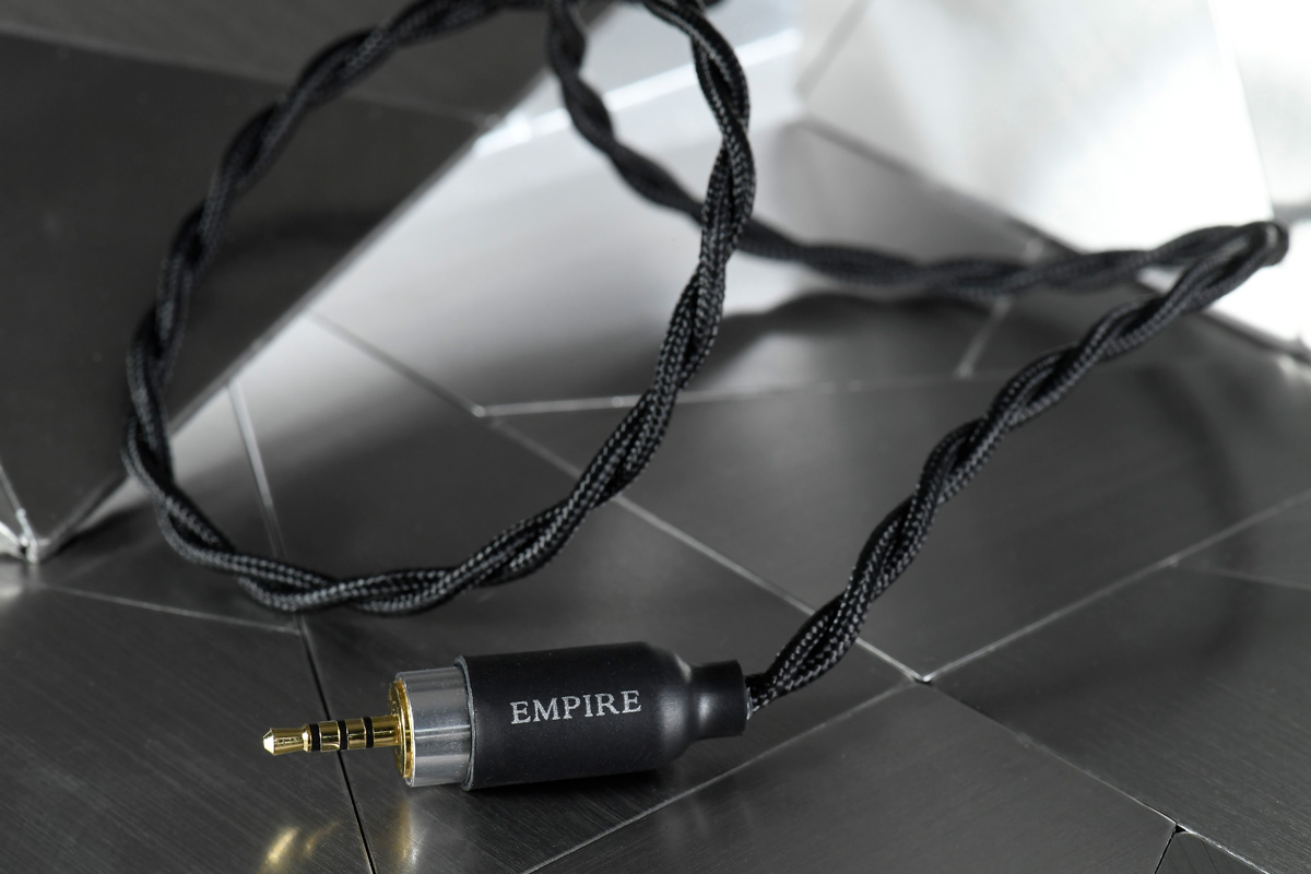 美國高端耳機品牌 Empire Ears，在聲學工程領域上擁有 30 多年的經驗。萬眾期待的 Odin 終於正式面世，廠方經歷了 3 年時間研發，去年《香港高級視聽展》曾展示過試作機，為求精益求精，不斷調整、再改良，創辦人兼首席產品設計工程師 Dean Vang 把品牌的多項獨門技術應用當中，由選配單元、挑選線材，到設計外觀細節都一絲不苟，決不負於北歐神話中眾神之父奧丁 Odin 的名號。