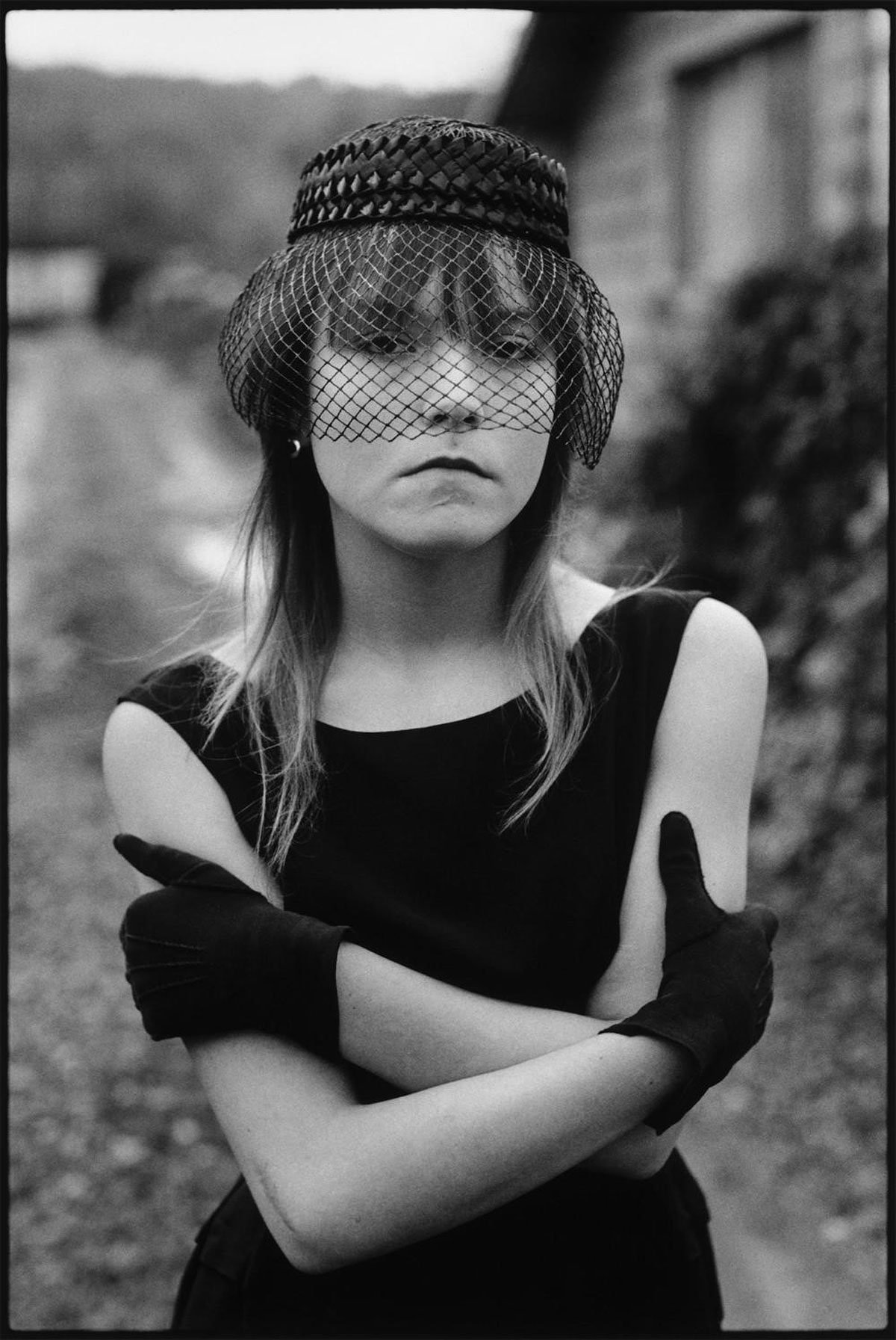 “Photograph the world as it is. Nothing's more interesting than reality.”
美國攝影師 Mary Ellen Mark（1940-2015）出版過逾二十本攝影集，她不僅在人像攝影、商業攝影及電影劇照取得成就，更以紀實的鏡頭長期關注社會邊緣人物，她的多元化照片堪稱紀實攝影的典範之作。