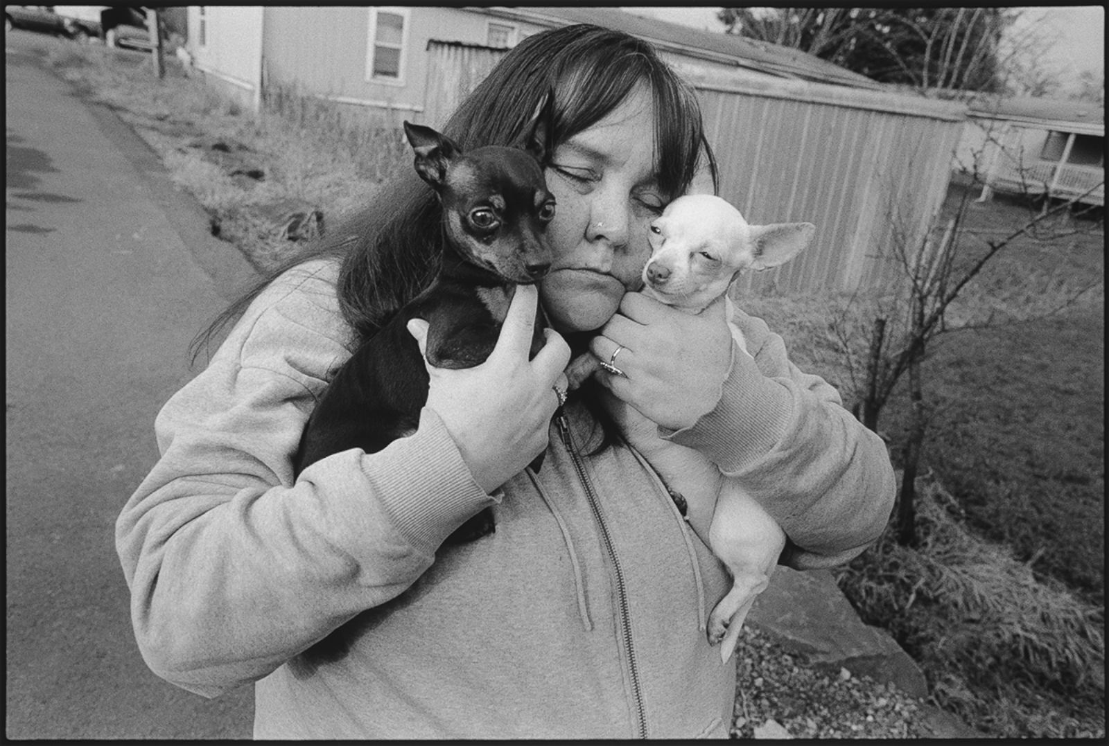 “Photograph the world as it is. Nothing's more interesting than reality.”
美國攝影師 Mary Ellen Mark（1940-2015）出版過逾二十本攝影集，她不僅在人像攝影、商業攝影及電影劇照取得成就，更以紀實的鏡頭長期關注社會邊緣人物，她的多元化照片堪稱紀實攝影的典範之作。