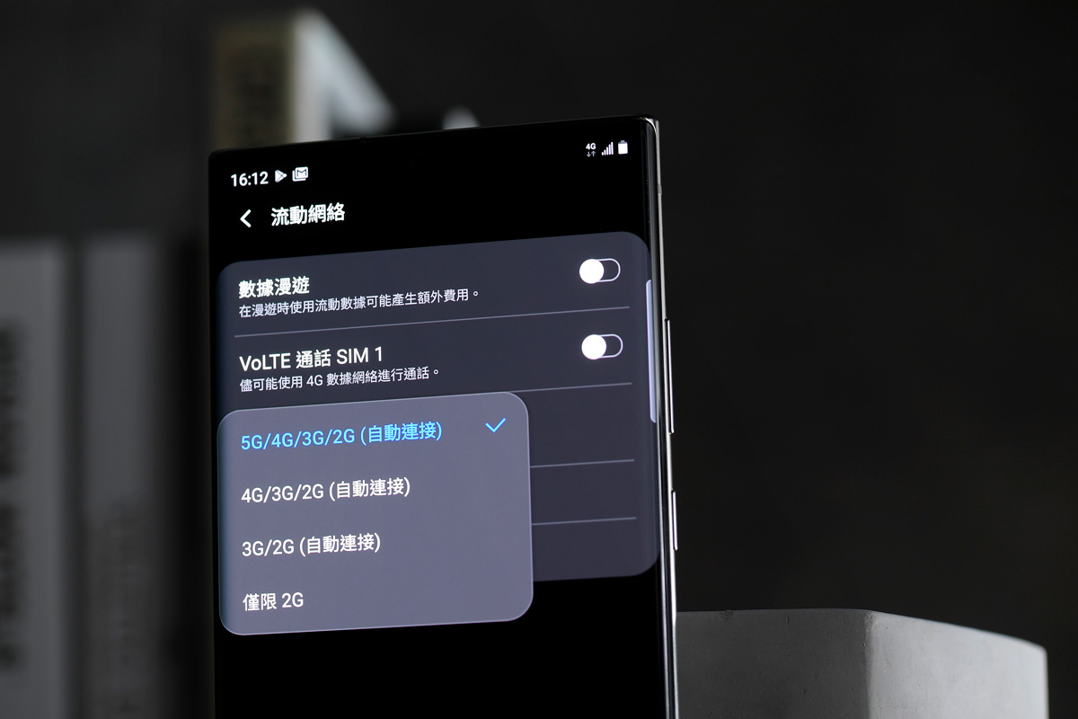 自從 4 月 1 日香港正式啟動了 5G 網絡服務以來，轉眼已開通 5 個月了，各大手機廠商也陸陸續續推出 5G 手機，但你知不知道，原來市面上有售的 5G 手機有不少未能完全支援香港 5G 頻段，因此買機前要懂得查看手機規格。