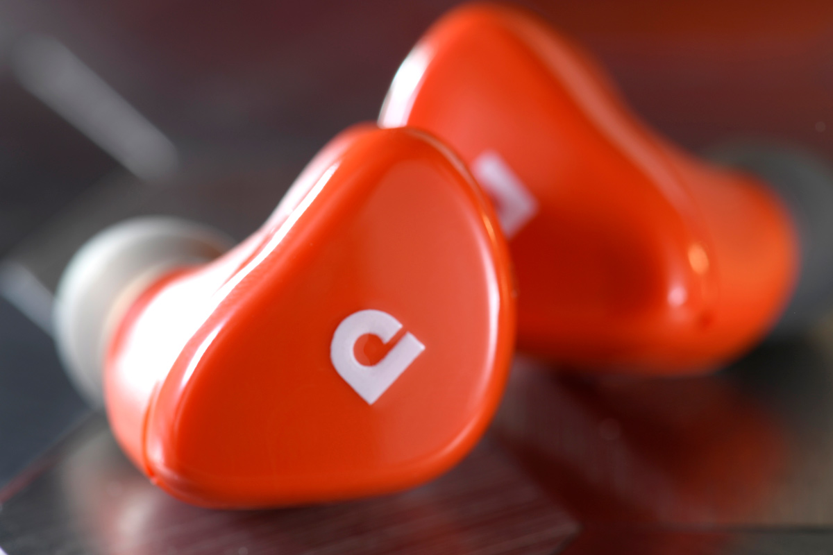 早在 2018 年，澳洲品牌 Audiofly 已跟隨潮流推出首款真無線耳機 AFT1，事隔兩年後，後繼機 AFT2 相比上一代進步很多，改用 Qualcomm 藍牙晶片，能夠對應 aptX 編碼播放音樂。而最重要是，電池續航力大幅提升，連接播放音樂時間由上代的 10 小時提升至 35 小時。