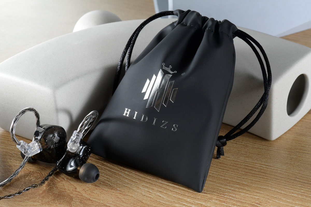 Hidizs 的產品向來都以高性價比見稱，早前推出的 MS1 彩虹耳機更被喻為是新手入坑的好選擇。近日品牌考慮到無線的方便性，加推一款藍牙無線耳機 H1，以彩虹耳機為藍本，對應 aptX 高品質藍牙編碼播放，而且，售價竟跟有線版本維持不變。