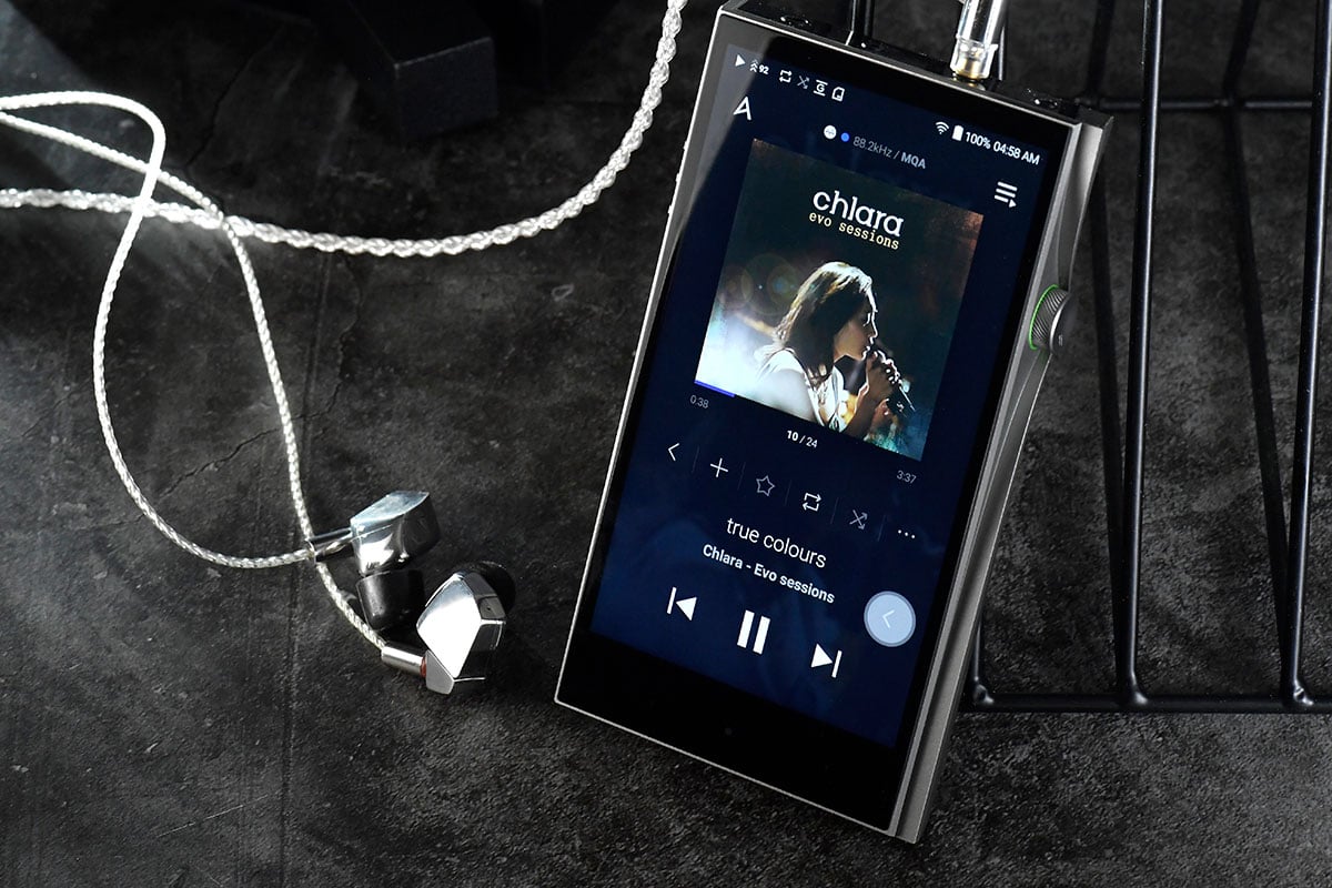 Astell&Kern 推出的 SE200 是一款相當特別的 DAP，本身首創採用了雙 DAC 設計，而且晶片來自業界兩大龍頭，可以提供兩種解碼音色選擇，每款 DAC 之下還提供了多種數碼濾波調校，變相可以配搭出各種不同的音色組合。我們今次就找來 3 款熱門高階耳機配搭，同大家分享一下實際聽感。