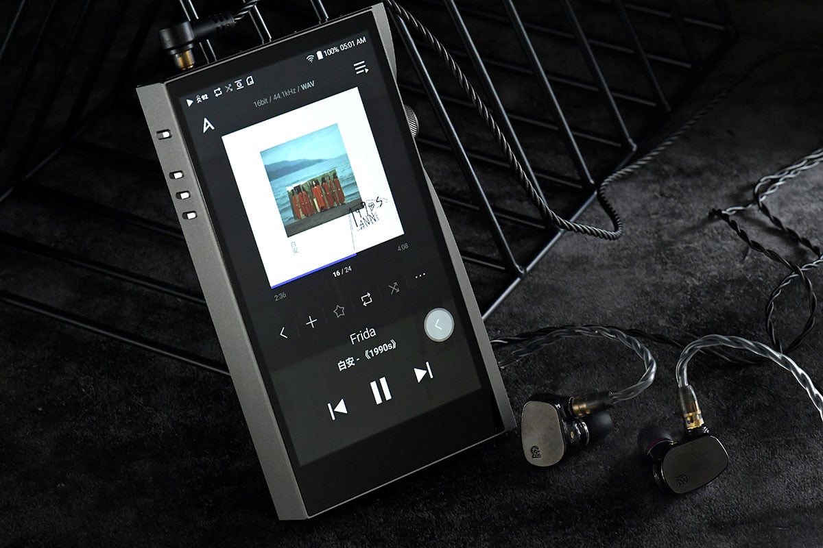 Astell&Kern 推出的 SE200 是一款相當特別的 DAP，本身首創採用了雙 DAC 設計，而且晶片來自業界兩大龍頭，可以提供兩種解碼音色選擇，每款 DAC 之下還提供了多種數碼濾波調校，變相可以配搭出各種不同的音色組合。我們今次就找來 3 款熱門高階耳機配搭，同大家分享一下實際聽感。