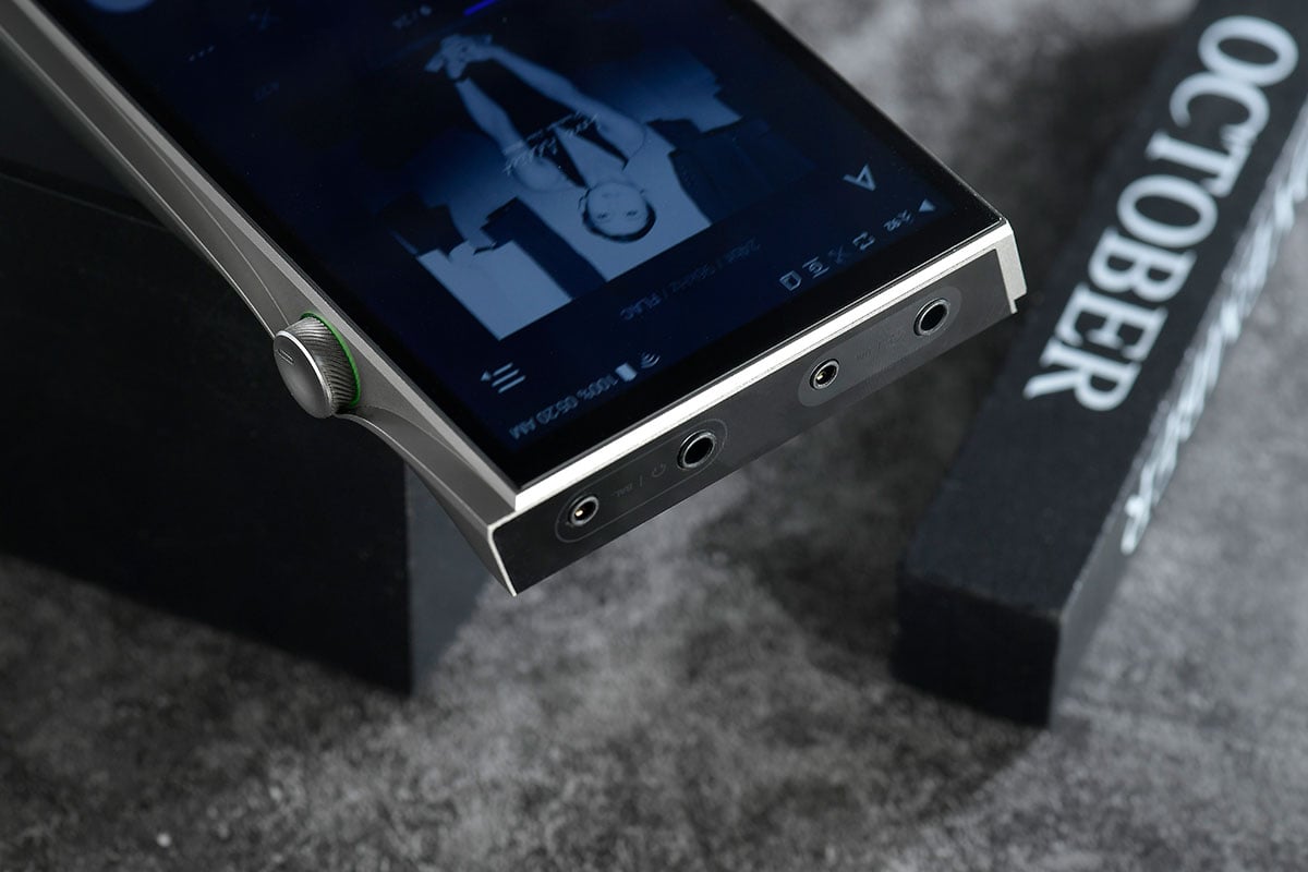 Astell&Kern 推出的 SE200 是一款相當特別的 DAP，本身首創採用了雙 DAC 設計，而且晶片來自業界兩大龍頭，可以提供兩種解碼音色選擇，每款 DAC 之下還提供了多種數碼濾波調校，變相可以配搭出各種不同的音色組合。我們今次就找來 3 款熱門高階耳機配搭，同大家分享一下實際聽感。