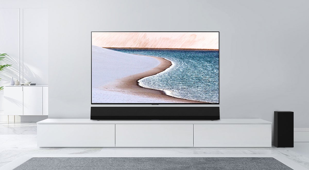 LG 今年的 OLED 電視系列選擇相當豐富，不過阿熾覺得其中一款最吸引的就是 GX 系列。完全為了掛牆而設，配合跟機的超薄無縫掛牆架，就可以「零距離」掛牆擺放。睇戲、煲劇享受到 4K + OLED 的極緻畫質，平時進入畫廊模式又好似在客廳開了一扇窗或者掛上一幅畫，既節省擺位空間，又增添美感和藝術氣息，成為家居最佳的裝潢。