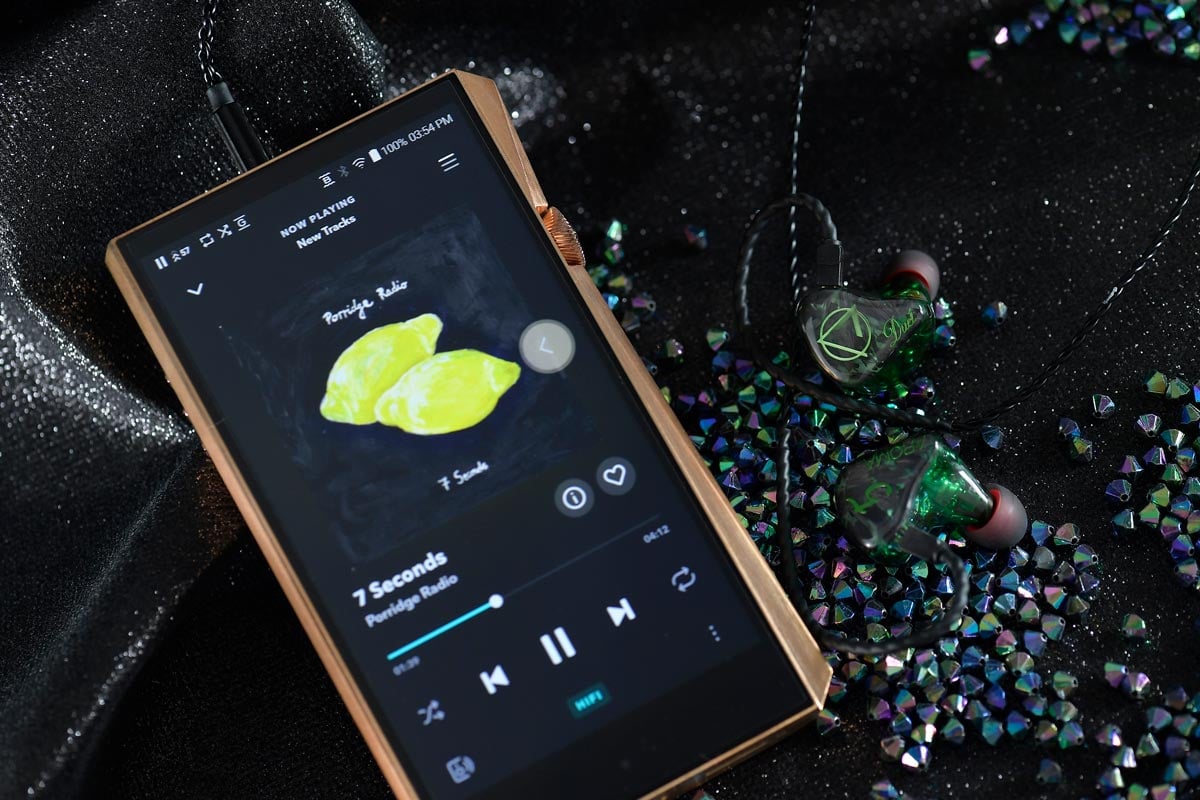 香港品牌 AROMA Audio 於 2015 年成立，有著勇於創新的精神，曾開發過多動鐵單元結構，以及靜電與動鐵的組合，一直致力推出不同類型、不同價位的耳機。為慶祝 5 周年，品牌再次作出新嘗試，限量紀念版 Duet | 將（簡稱：Duet）內置雙動圈發聲單元，僅限量發售 500 對。