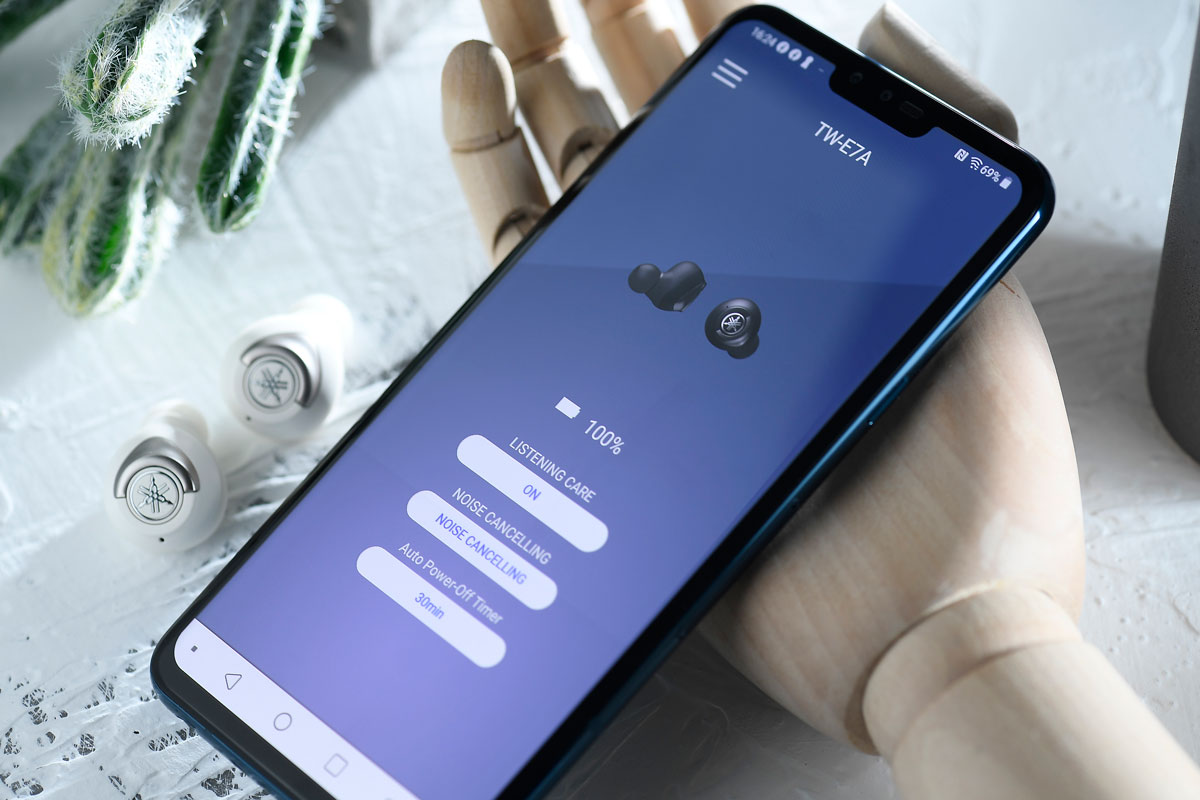 日本家庭音響品牌 Yamaha 從 1954 年開始涉足 Hi-Fi 音響業務，近期更進軍真無線耳機市場，繼 TW-E3A 入門機之後，最新推出旗艦型號 TW-E7A，集多功能於一身，支援主動式降噪功能、環境聲效模式、Qi 無線充電，以及搭配自家研發的 Listening Care 聽覺保護機能技術。