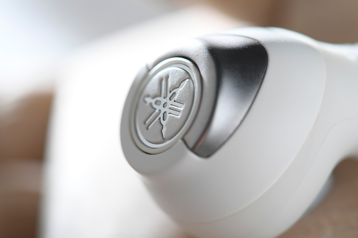 日本家庭音響品牌 Yamaha 從 1954 年開始涉足 Hi-Fi 音響業務，近期更進軍真無線耳機市場，繼 TW-E3A 入門機之後，最新推出旗艦型號 TW-E7A，集多功能於一身，支援主動式降噪功能、環境聲效模式、Qi 無線充電，以及搭配自家研發的 Listening Care 聽覺保護機能技術。