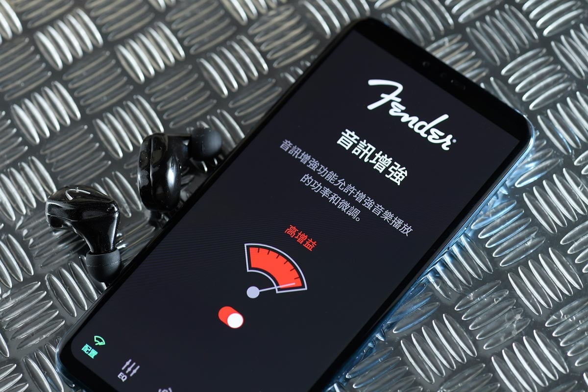 2016 年，結他殿堂級品牌 Fender 踏足耳機界，一直以來受到結他或音響發燒友的追捧，但遲遲未見有真無線耳機出現，近日終於推出第一款真無線耳機 Tour。儘管姍姍來遲，但 Fender 出品必然會引起相當大的話題。廠方強調它並非一般的真無線耳機，而是真無線入耳鑑聽耳機（True Wireless In-Ear Monitors）。
