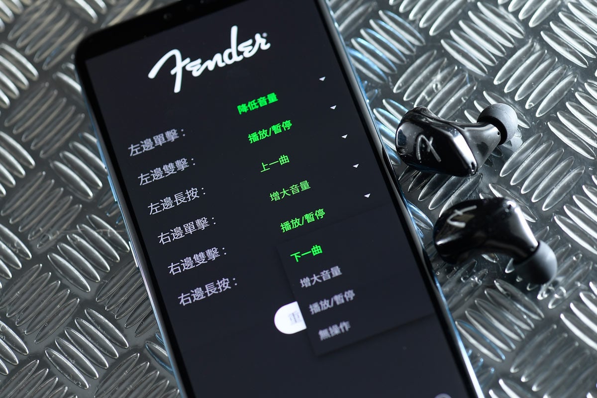 2016 年，結他殿堂級品牌 Fender 踏足耳機界，一直以來受到結他或音響發燒友的追捧，但遲遲未見有真無線耳機出現，近日終於推出第一款真無線耳機 Tour。儘管姍姍來遲，但 Fender 出品必然會引起相當大的話題。廠方強調它並非一般的真無線耳機，而是真無線入耳鑑聽耳機（True Wireless In-Ear Monitors）。