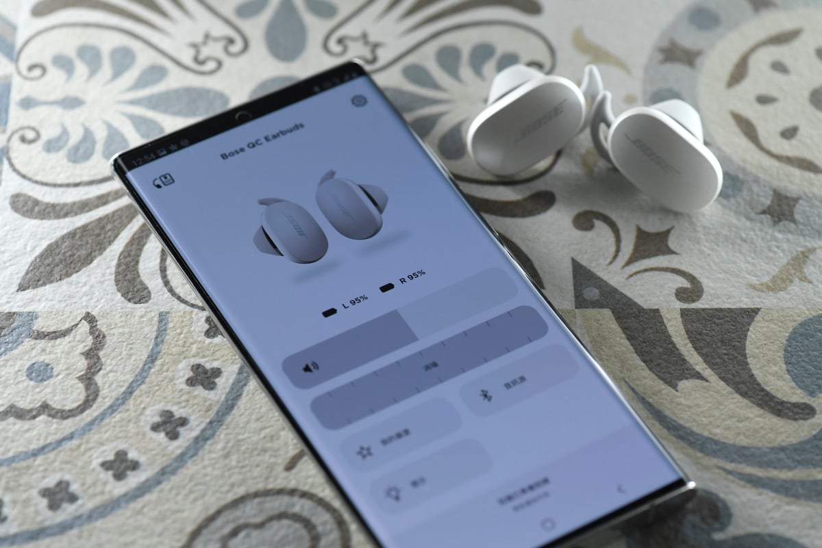 眾所周知，全球第一款民用主動式消噪耳機，是由美國音響品牌 Bose 推出的。至今每當提起消噪耳機，都會不期然聯想起 QuietComfort 系列耳機。等了多時，他們終於推出首款真無線消噪耳機 QuietComfort Earbuds，廠方表示投入了大量時間去研發，並以獨門消噪絕技作為賣點，聲稱是迄今為止最強大的真無線消噪耳機，將於 11 月初正式在港開賣。