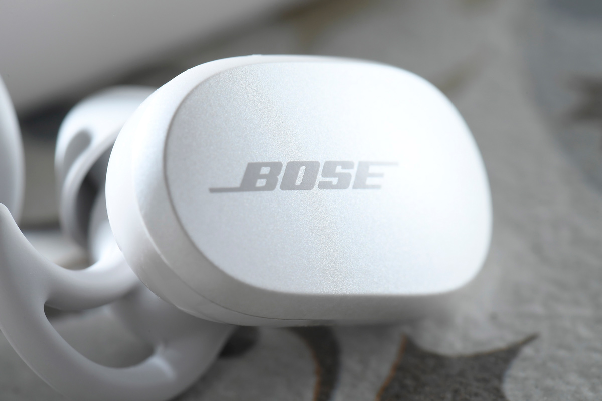 眾所周知，全球第一款民用主動式消噪耳機，是由美國音響品牌 Bose 推出的。至今每當提起消噪耳機，都會不期然聯想起 QuietComfort 系列耳機。等了多時，他們終於推出首款真無線消噪耳機 QuietComfort Earbuds，廠方表示投入了大量時間去研發，並以獨門消噪絕技作為賣點，聲稱是迄今為止最強大的真無線消噪耳機，將於 11 月初正式在港開賣。