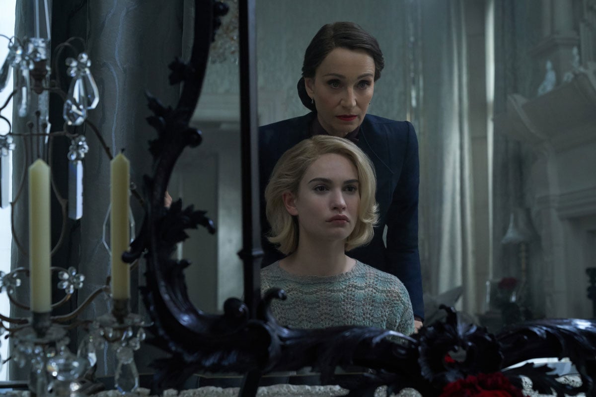 Netflix 出品、Ben Wheatley 導演的《蝴蝶夢》（Rebecca）是改編自 Daphne du Maurier於 1938 年所寫的同名小說，而不是翻拍希治閣攝於 1940 年的《蝴蝶夢》，這是新版的台前幕後一路強調的立場。我不想用「珠玉在前」這種陳腔濫調的評論套語，來指出作品不及舊作，但事實引證，希治閣的造詣、技法和才智已經在這要風得風的時代失傳。結果希治閣像戲中的 Rebecca，以巨大的身影，漫遊於現代電影，籠罩著在其中打滾浮沉的電影人。
