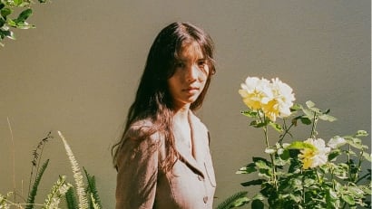 【本周推薦專輯】Ana Roxanne《Because of a Flower》：充滿靈氣的環境音樂