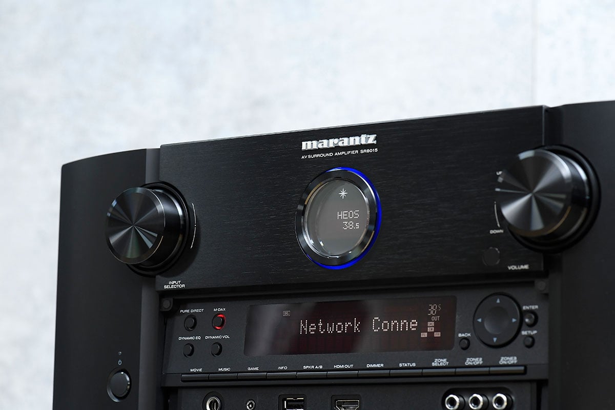 Marantz 的 A/V 擴音機一向都適合影音和音響「兩棲」的用家，除了環繞聲效的表現之外，獨有的 Marantz 音色聽歌效果也相當不錯。今次測試的 SR8015 則是 Marantz 今年推出的旗艦型號，具備 11.2 聲道放大、13.2 聲道處理，並且支援了最新的 DTS:X Pro 3D 音效格式。今次就率先測試這款 DTS:X 的增強版音效表現到底如何，也會測試一下 SR8015 的影碟和音樂播放效果。